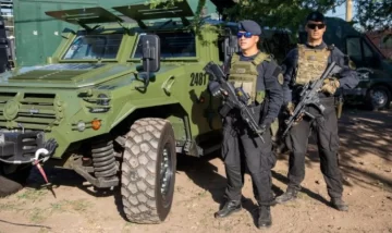 Con aplausos reciben a los gendarmes en Rosario