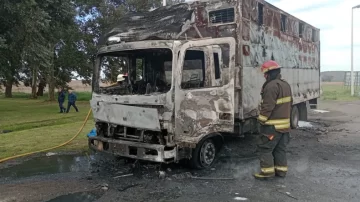 Se incendió un camión a metros de una estación de peaje