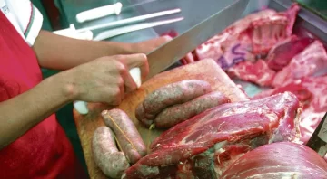 El Gobierno y supermercados acordaron congelar los precios de la carne hasta el lunes