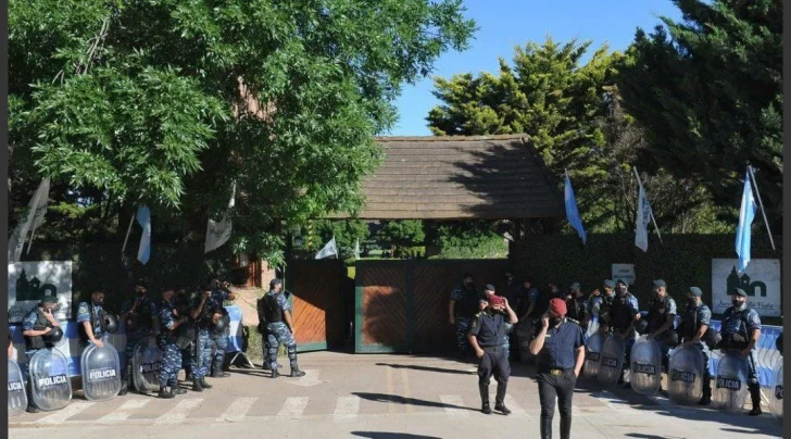 Unos 200 policías custodian el acceso al cementerio donde descansan los restos de Maradona
