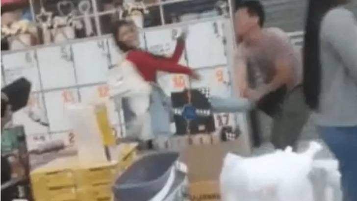VIDEO Un comerciante chino agredió a su empleada y los vecinos le saquearon el local