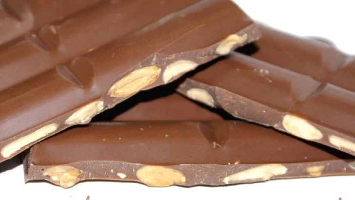 Prohíben la venta de un chocolate con almendras y de un producto odontológico