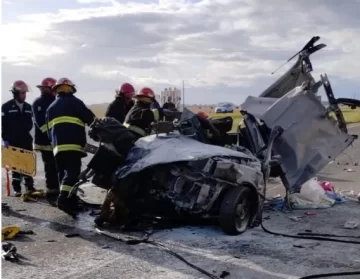 Choque y milagro en la ruta 2: un auto terminó aplastado por un camión