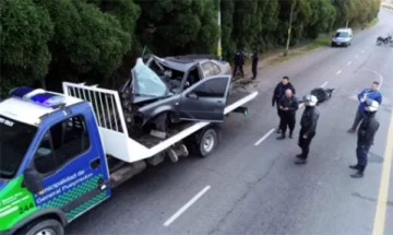 Mar del Plata: dos jóvenes muertos y dos heridos al chocar un auto con un poste de alumbrado