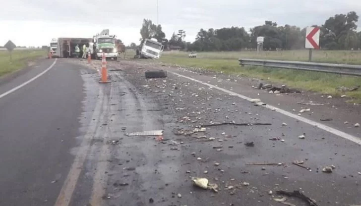 Un hombre murió en un violento accidente entre dos camiones