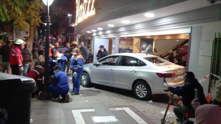Impactante vídeo del momento en el que un auto se incrustó en el Teatro Plaza en Mendoza