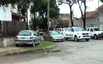 Choque en 48 y 63, un vehículo terminó sobre la vereda