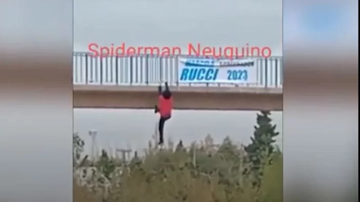 Video: colocaba el cartel de un candidato a gobernador y quedó colgando de un puente