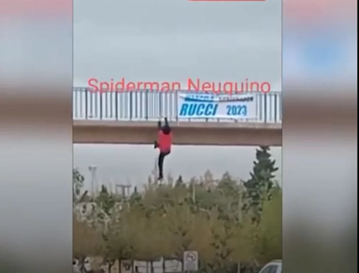 Video: colocaba el cartel de un candidato a gobernador y quedó colgando de un puente