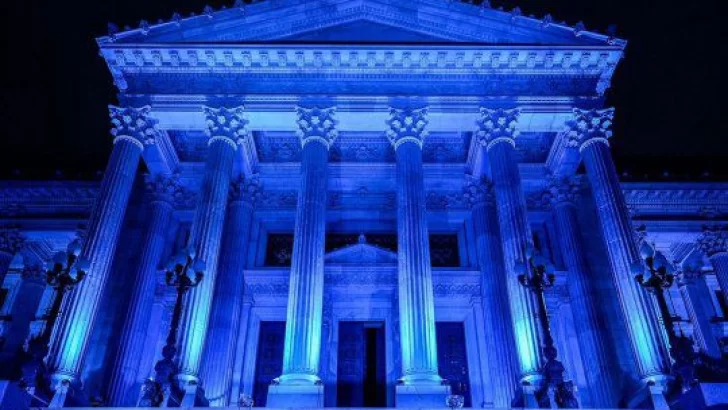 El Congreso, iluminado de azul por el Día Nacional de las Personas Sordas