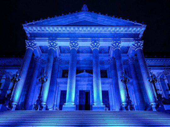 El Congreso, iluminado de azul por el Día Nacional de las Personas Sordas