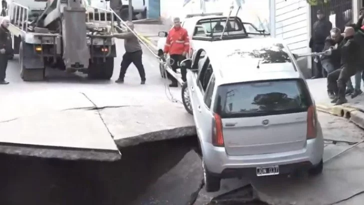 Insólito vídeo: En Córdoba un auto se lo “tragó la tierra”