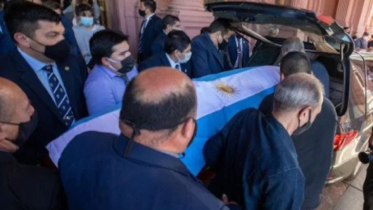 Partió el cortejo fúnebre para dar el último adiós a Maradona
