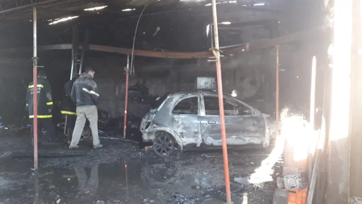 Se incendió un galpón con un auto adentro en Quequén