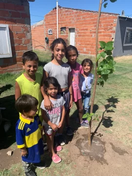 Política barrial: plantaron árboles en el Jardín N° 908 y Barrio Norte