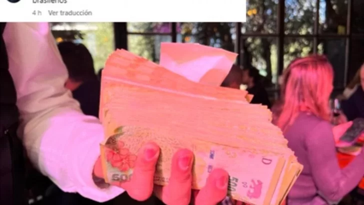Sorpresa con turistas brasileños al pagar en un restaurante argentino con fajos de billetes ¿Cuánto gastaron?