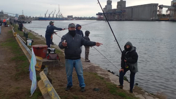 Más de 20 cañas en el concurso de pesca de la Prefectura Naval Argentina