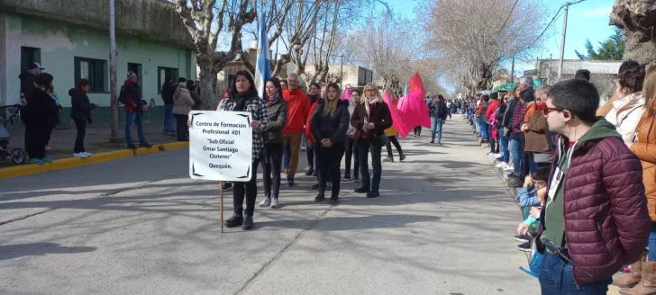 Video: El pueblo Quequén se hizo presente en el Desfile