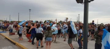 Festeja la Argentina, festeja Necochea… arde la rambla