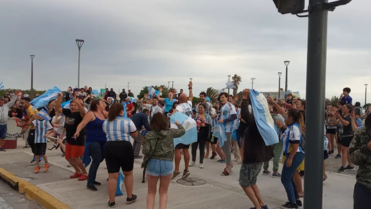 Festeja la Argentina, festeja Necochea… arde la rambla