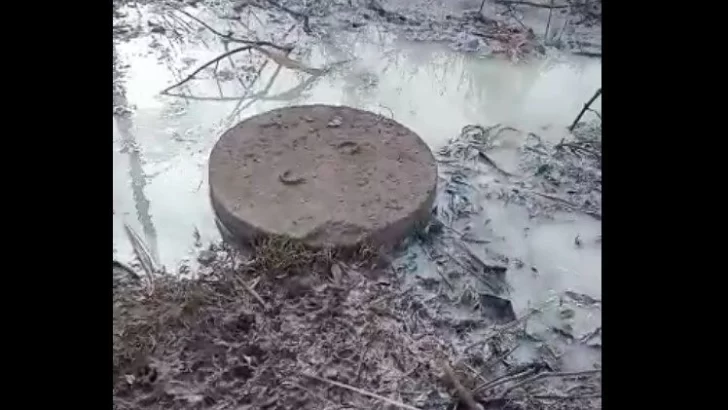 Video: denuncia de vecinos por un derrame cloacal con desechos de una fábrica de quesos
