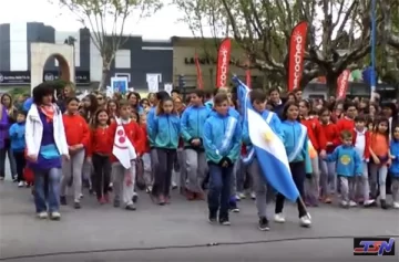 Colorido desfile por cumpleaños de la ciudad