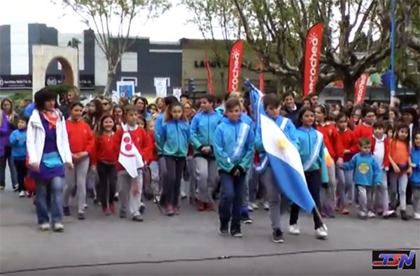 Colorido desfile por cumpleaños de la ciudad