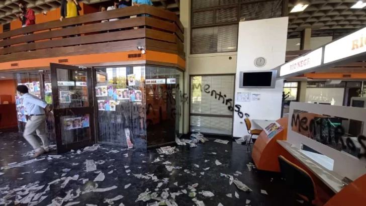 Manifestantes ingresaron con violencia a la redacción de Río Negro, hicieron destrozos y agredieron al personal
