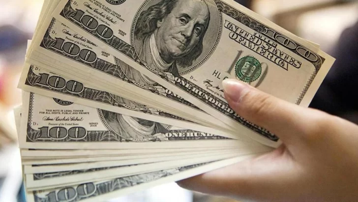 Luego de una subida inicial, el dólar baja y cotiza a 59 pesos en el Banco Nación