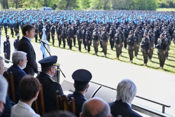 Kicillof tomó juramento a la bandera nacional a cadetes egresados de la Policía