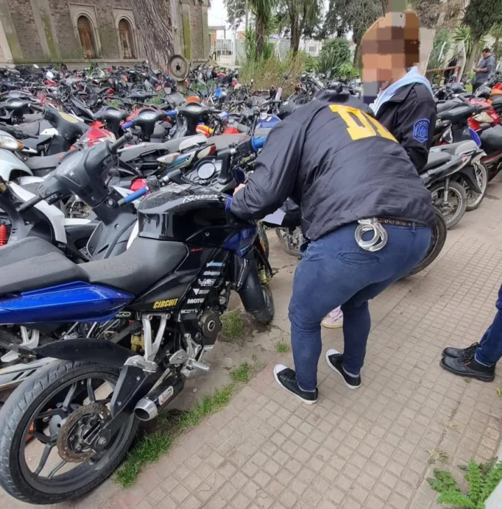 Cometió una infracción y la moto tenía pedido de secuestro