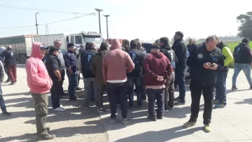 Fleteros bloquean el ingreso a la playa de estacionamiento de camiones