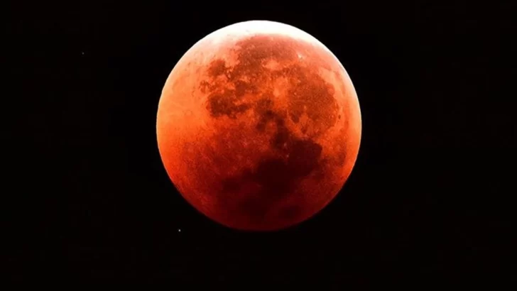 El eclipse lunar de anoche cautivo a miles de personas