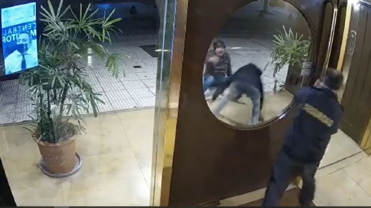 Video: polémica actitud del vigilador de un edificio cuando asaltan a un vecino en la puerta