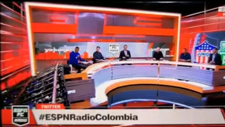 Las tremendas imágenes de la escenografía de ESPN cayendo sobre un periodista colombiano