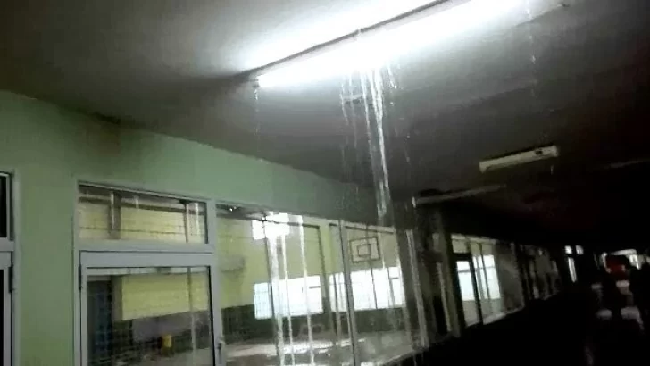 Video: Se llueve la Escuela 40 de Quequén