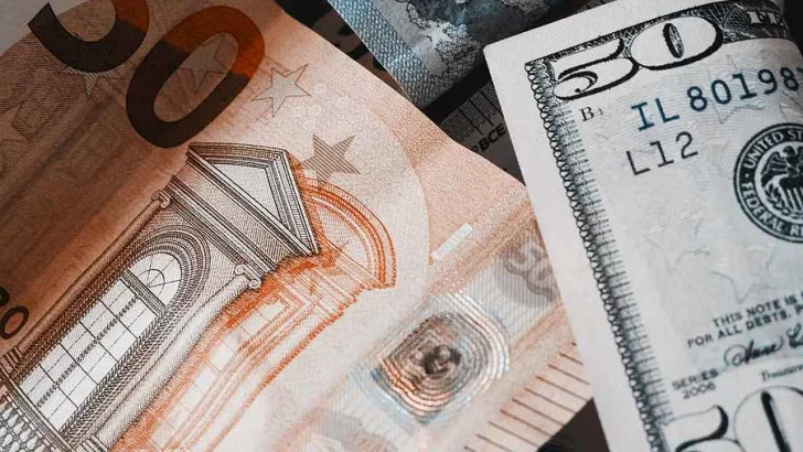 El euro alcanzó la paridad con el dólar por primera vez desde 2002