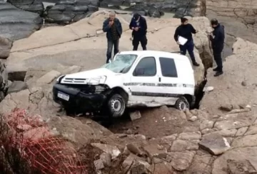 Un vehículo despistó y cayó a las piedras