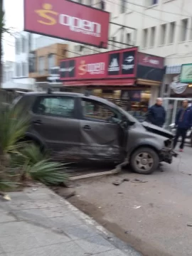 Chocó a dos vehículos y enfrentó a la policía en pleno centro de la ciudad