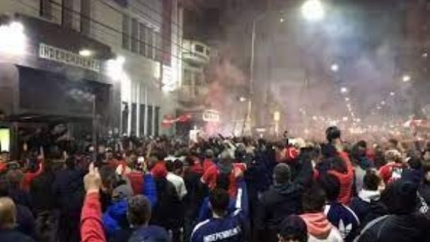 Arde Independiente: furia de los hinchas, incidentes y suspensión del partido contra Atlético de Tucumán