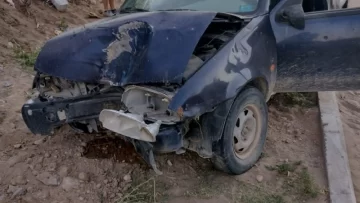 Tres heridos tras chocar el auto contra una columna