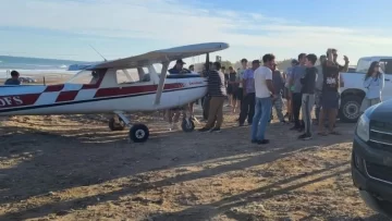 Un avión aterrizó en la playa