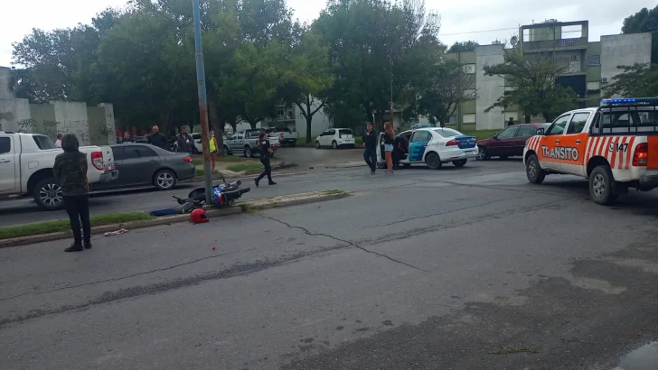 Joven motociclista herido tras un fuerte choque en avenida 75