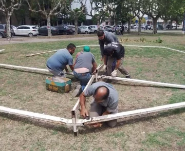 Trabajos en la plaza para una nueva edición del Festival Infantil