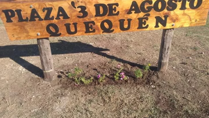 Vecino de Quequén hizo un cartel artesanal para la plaza 3 de Agosto