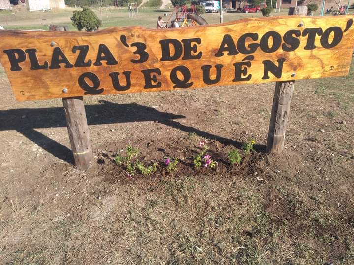 Vecino de Quequén hizo un cartel artesanal para la plaza 3 de Agosto