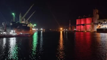 Silos rojos en Puerto Quequén por el Día Internacional de la Cruz Roja