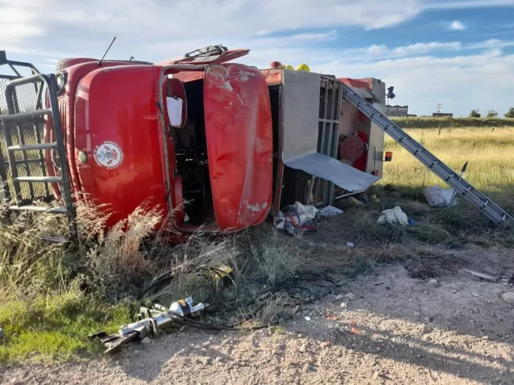 Bomberos de La Dulce volcaron con el autobomba cuando acudían a un incendio