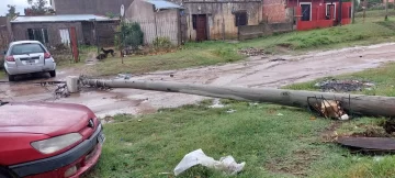 La voladura de un techo y postes caídos: alguna de las consecuencias del temporal