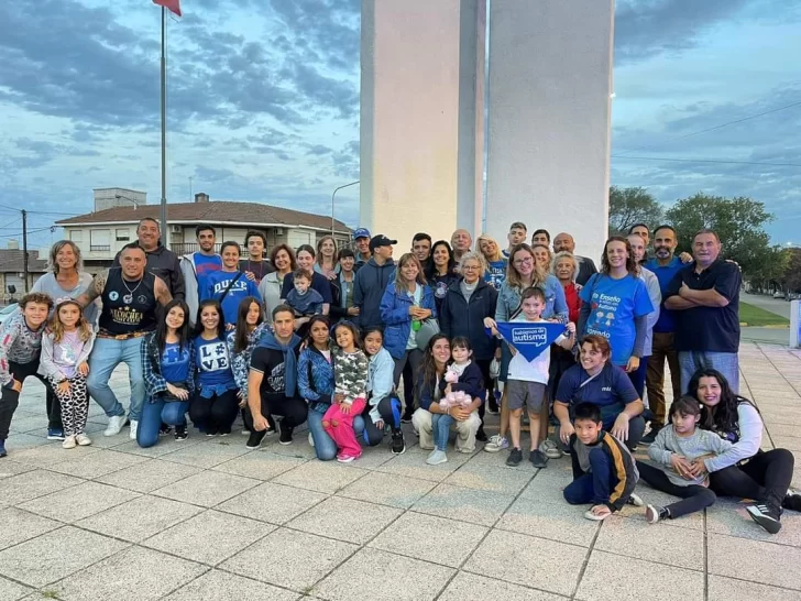 Rotonda azul en el Día Internacional de la Concientización del Autismo